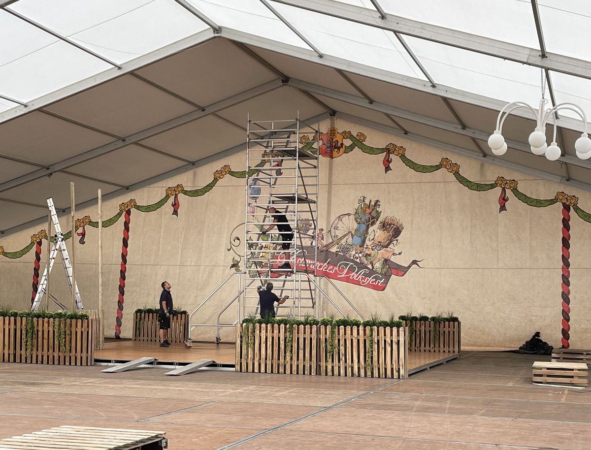 Historisches Volksfest Der Aufbau des Historischen Volksfestes hat